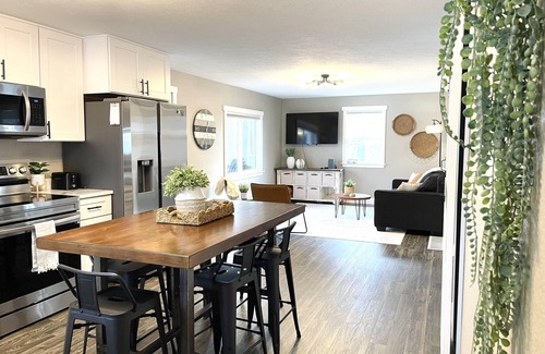Howe Maison | Relaxing Riverside 10 Minutes to Shipshewana