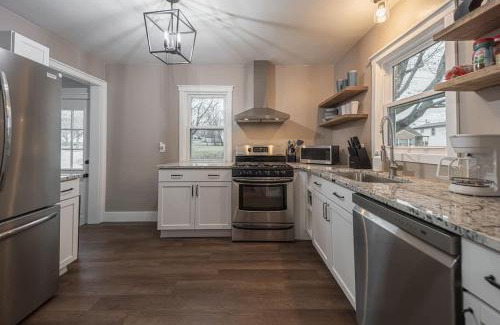 Rockford Maison | Relaxing Rockford Stay 3 br 1 bath in the heart of Northern Illinois Family Friendly
