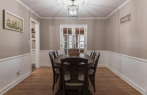 Rockford Maison | Relaxing Rockford Stay 3 br 1 bath in the heart of Northern Illinois Family Friendly