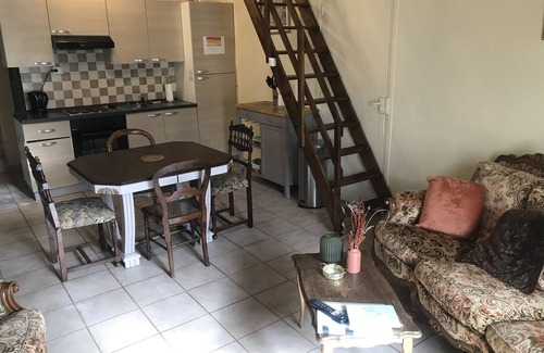 Penne-d'Agenais Cottage | La Petite Maison, Charmant gîte mitoyen sur 4 hectares de terrain.