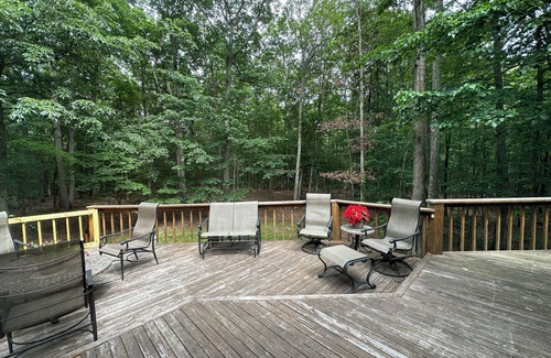 Saint Andrews Maison | Relaxing, spacious home nestled in the woods and near Sewanee's main campus.