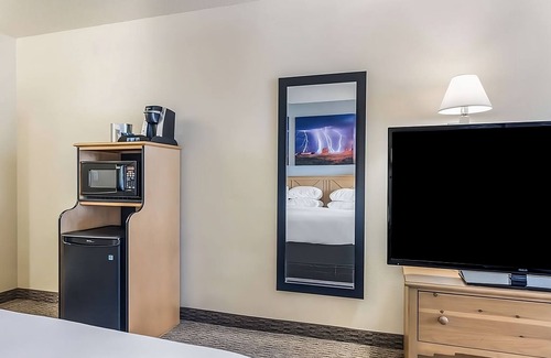Palm Valley Hôtel | Relaxing Spacious Unit Near Attractions, Free, Wifi, Pool, Parking, Breakfast