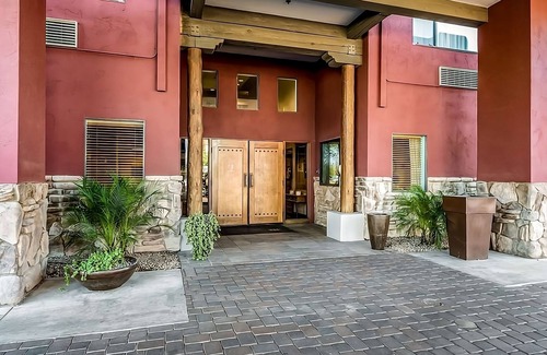 Palm Valley Hôtel | Relaxing Spacious Unit Near Attractions, Free, Wifi, Pool, Parking, Breakfast
