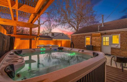 Benson Maison | Relaxing Spot with Zen Garden & Year-Round Hot Tub