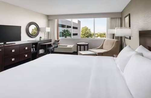 Phoenix Hôtel | Relaxing Stay Close to PHX with Free Airport Shuttle, Pool & Game Room