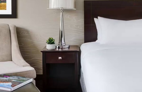 Phoenix Hôtel | Relaxing Stay Close to PHX with Free Airport Shuttle, Pool & Game Room