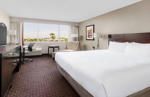 Phoenix Hôtel | Relaxing Stay Close to PHX with Free Airport Shuttle, Pool & Game Room