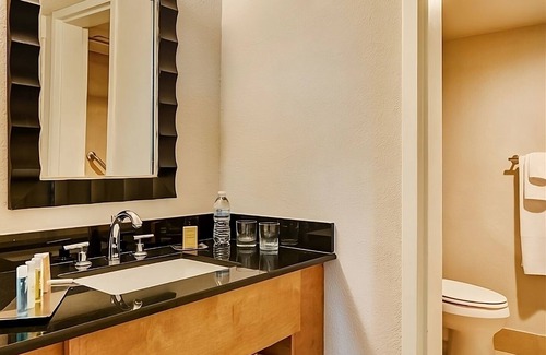 Berkeley Hôtel | Relaxing Stay, Convenient Location! Pets Allowed, w/ Pool, Near Marina Mall