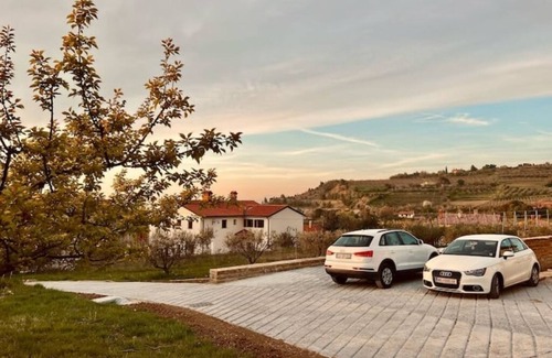 Izola Appartement | Relaxing Studio Stay with Terrace and Private Parking