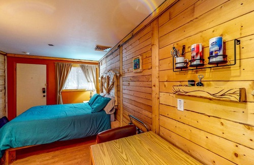 Cedaredge Cabine | Relaxing studio with marvelous mountain views
