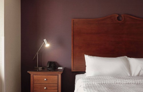 Parker Hôtel | Relaxing Urban Escape with Cozy Beds, Calming Decor and Fitness Center