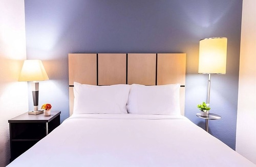 Memorial Station Balnéaire | Relaxing Vacation! Close to Toyota Center! Spacious Suites! Pets Allowed Here!