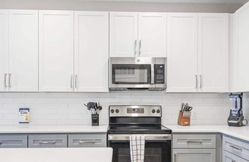 Paw Creek Copropriété | Reluxme | Elegant 1BR Near Airport & Dining