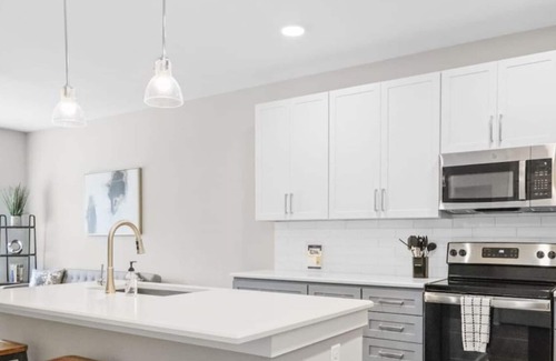 Paw Creek Copropriété | Reluxme | Elegant 1BR Near Airport & Dining