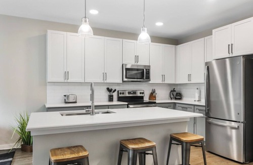 Paw Creek Copropriété | Reluxme | Elegant 1BR Near Airport & Dining