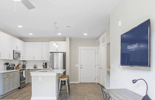Paw Creek Copropriété | Reluxme | Elegant 1BR Near Airport & Dining