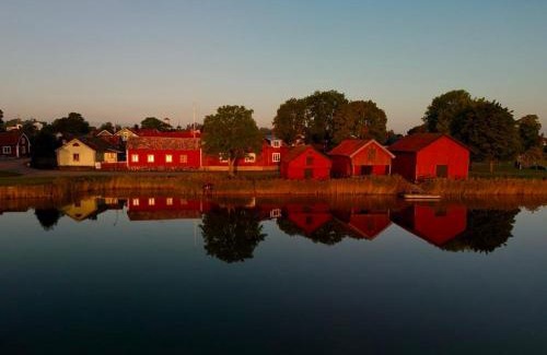 Osthammar Appartement | Remarkable Harbour View Cabin.