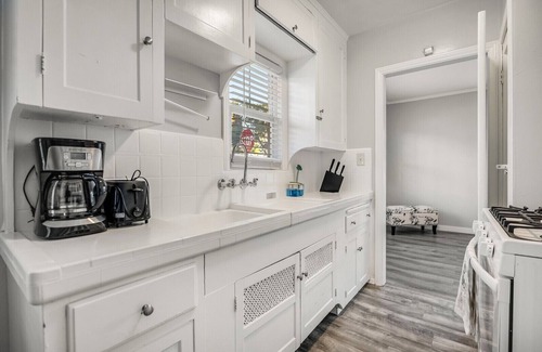 Civic Core Maison | Remodeled 1bd Craftsman Bungalow