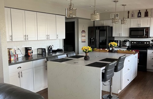 Glendale Maison | Remodeled 2 story home w/ pool 8 minutes from the State Farm Stadium!
