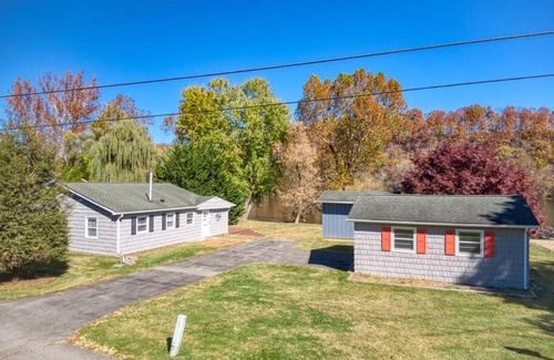 Belspring Maison | Remodeled, 3 BR, cabin on river