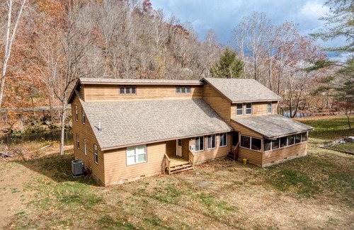 Belspring Maison | Remodeled, 3 BR, cabin on river