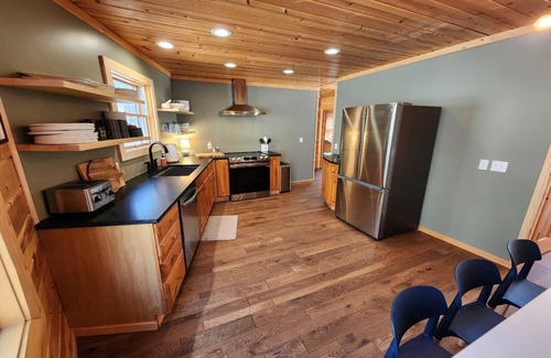 Harbor Springs Maison | Remodeled 4 bedroom home in Good Hart close to Lake Michigan beaches
