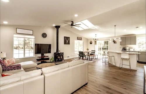 Pierce County Cabine | Remodeled Cottage w/Hot tub, 15 mins away from Mt. Rainier Park entrance