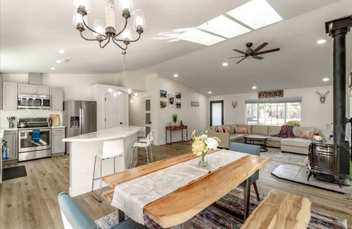 Pierce County Cabine | Remodeled Cottage w/Hot tub, 15 mins away from Mt. Rainier Park entrance