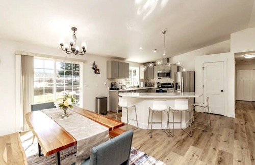 Pierce County Cabine | Remodeled Cottage w/Hot tub, 15 mins away from Mt. Rainier Park entrance