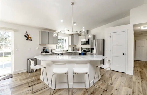 Pierce County Cabine | Remodeled Cottage w/Hot tub, 15 mins away from Mt. Rainier Park entrance