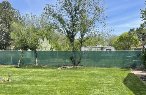 Mountain Home Maison | Remodeled cute home w/large yard all fenced, 2min walk to shopping, restaurant’s