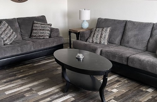 Mountain Home Maison | Remodeled cute home w/large yard all fenced, 2min walk to shopping, restaurant’s