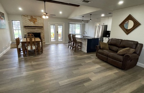 Cross Mountain Maison | Remodeled hill country house, pool, 1.25 fenced acres Fiesta Texas - Sea World
