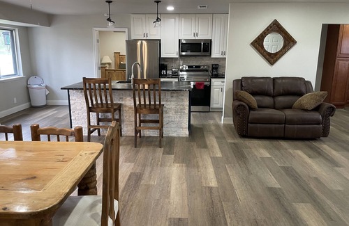 Cross Mountain Maison | Remodeled hill country house, pool, 1.25 fenced acres Fiesta Texas - Sea World