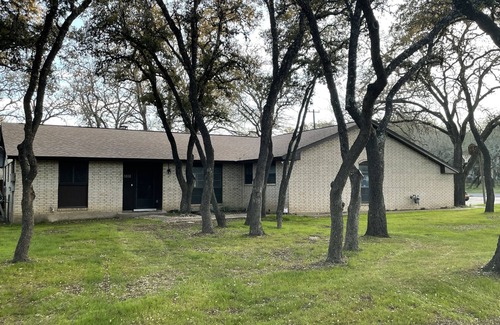 Cross Mountain Maison | Remodeled hill country house, pool, 1.25 fenced acres Fiesta Texas - Sea World