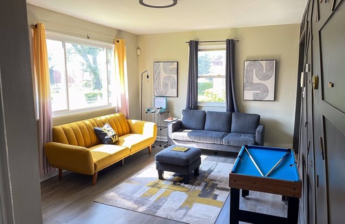 Capitol Heights Maison | Remodeled historical cottage w/ wifi and fire pit, super close to DC Entire Home