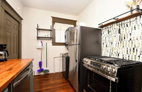 Greater Heights Maison | Remodeled historic 2/1 in the greater Heights. 27" Monitor/desk, and fenced.