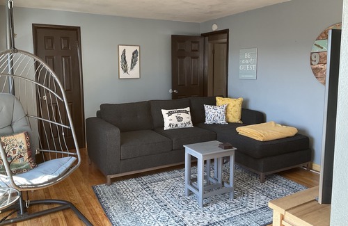 Johnson City Maison | Remodeled home with a view, close to BGM airport.
