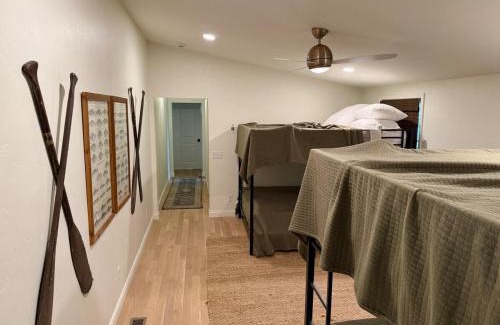 Green Lake Maison | Remodeled Lake Retreat Putting Green, Game RoomBar
