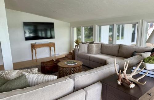 Green Lake Maison | Remodeled Lake Retreat Putting Green, Game RoomBar