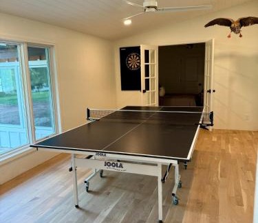 Green Lake Maison | Remodeled Lake Retreat Putting Green, Game RoomBar
