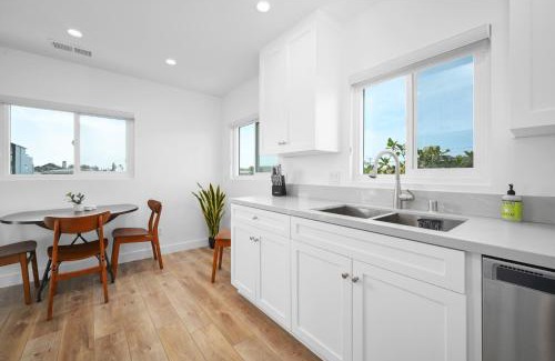 West Newport Maison | Remodeled - Modern - 2 Bedroom - Walk to the Beach
