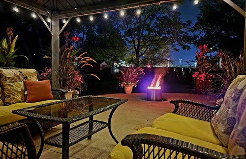 Southwyck Maison | Updated loaded modern home, kid friendly, firepit