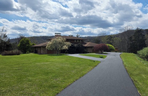 Nimitz Maison | Remodeled mountain home, theater room, minutes from Bluestone and Pipestem Parks