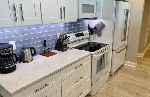 Palma Sola Maison | Remodeled Pool Home in NW Bradenton - Just 5 miles to Anna Maria Island!
