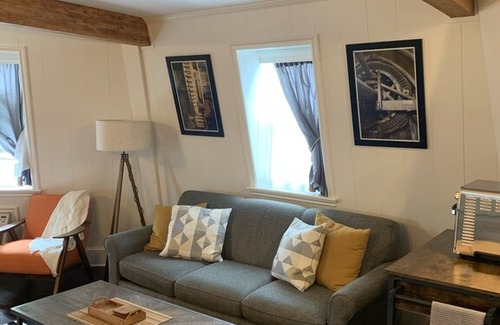Lynden Maison | Remodeled private room in a windmill (right downtown)