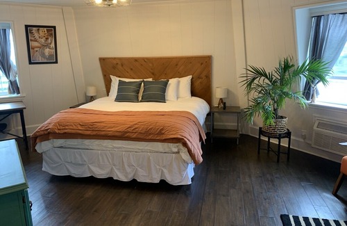 Lynden Maison | Remodeled private room in a windmill (right downtown)
