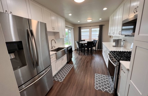 Darien Maison | Remodeled SFR w/fireplace, super close to main highways and Chicago
