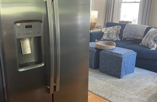 Branford Appartement | Remodeled spacious 2 BR near downtown with yard and wrap around porch