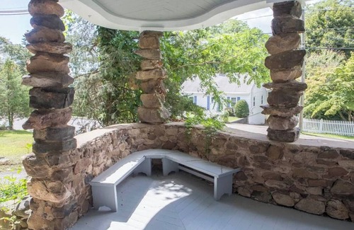 Branford Appartement | Remodeled spacious 2 BR near downtown with yard and wrap around porch